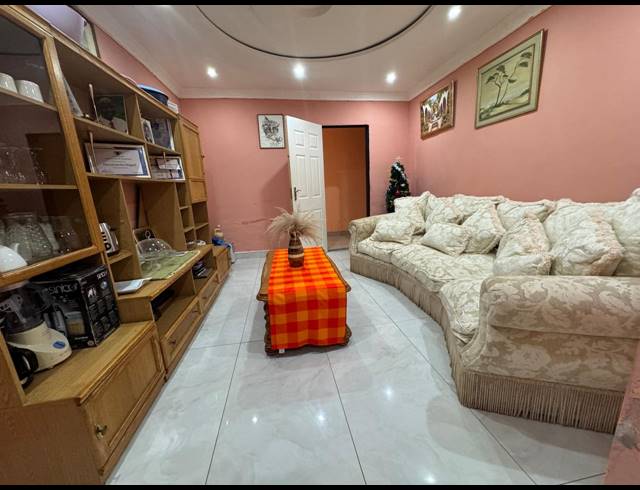 5 BEDROOM HOUSE FOR SALE IN MPOPHOMENI